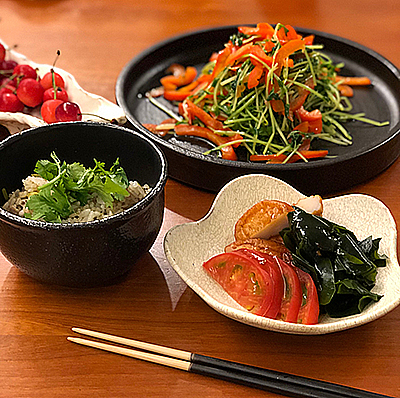 おひつに炊き込みご飯をよそって